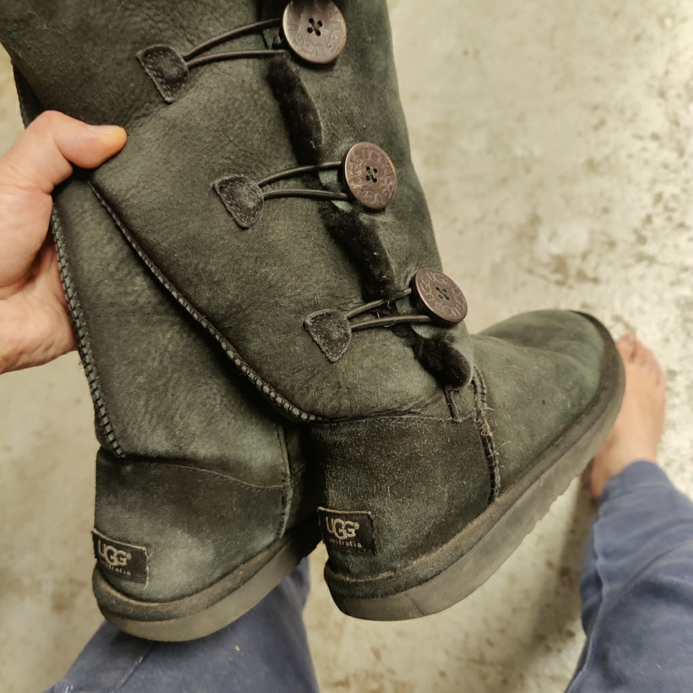 Uggs 3 button tall Bailey button